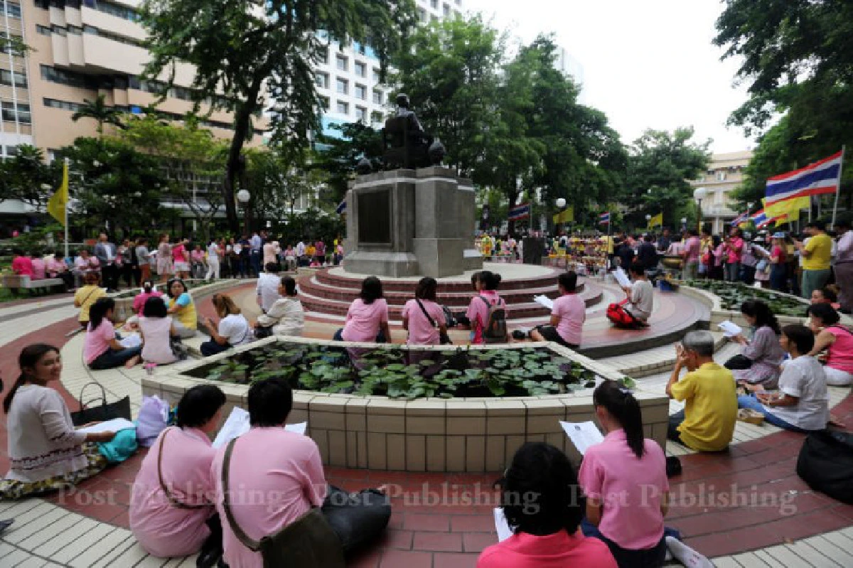 พสกนิกรเฝ้าติดตามพระอาการ "ในหลวง"แน่นศิริราช