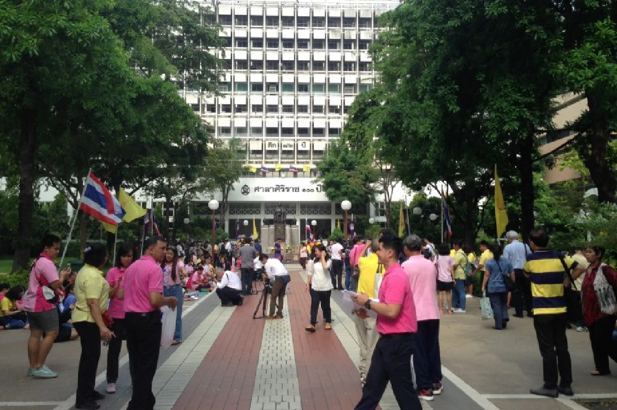 พสกนิกรทยอย"ศิริราช"ร่วมสวดมนต์ถวายพระพร