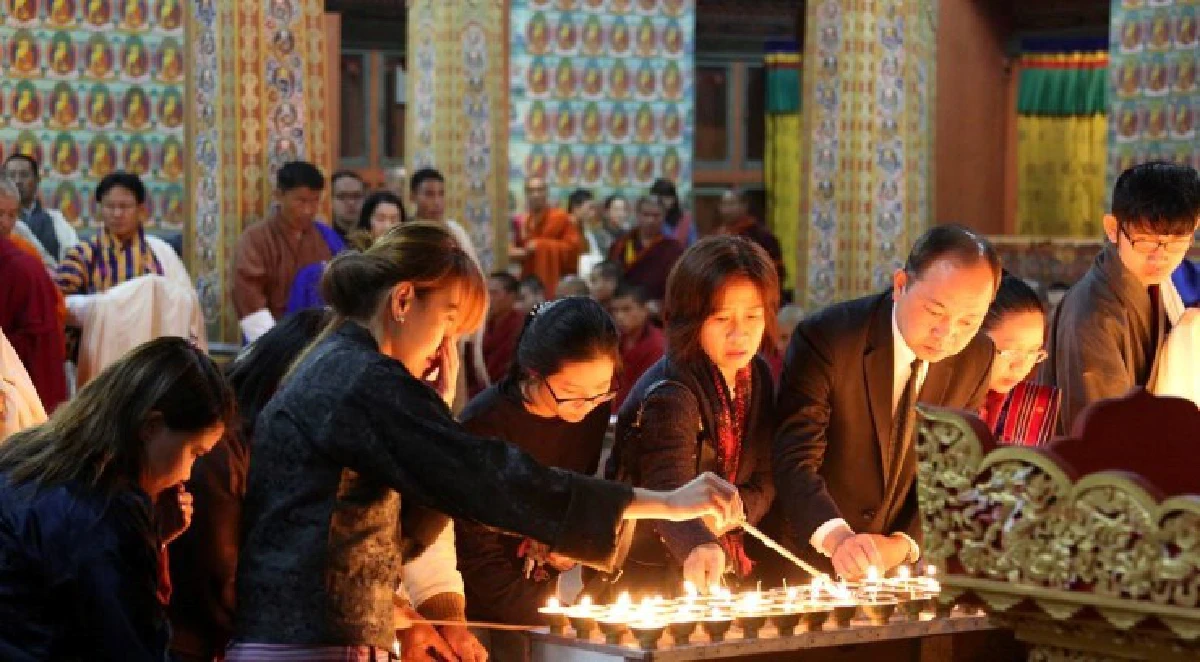 กษัตริย์จิกมีทรงชวนชาวภูฏาณจุดเทียนไว้อาลัยถวายในหลวงรัชกาลที่9