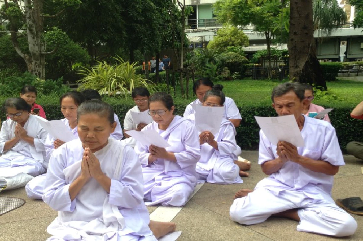 พสกนิกรทยอย"ศิริราช"ร่วมสวดมนต์ถวายพระพร