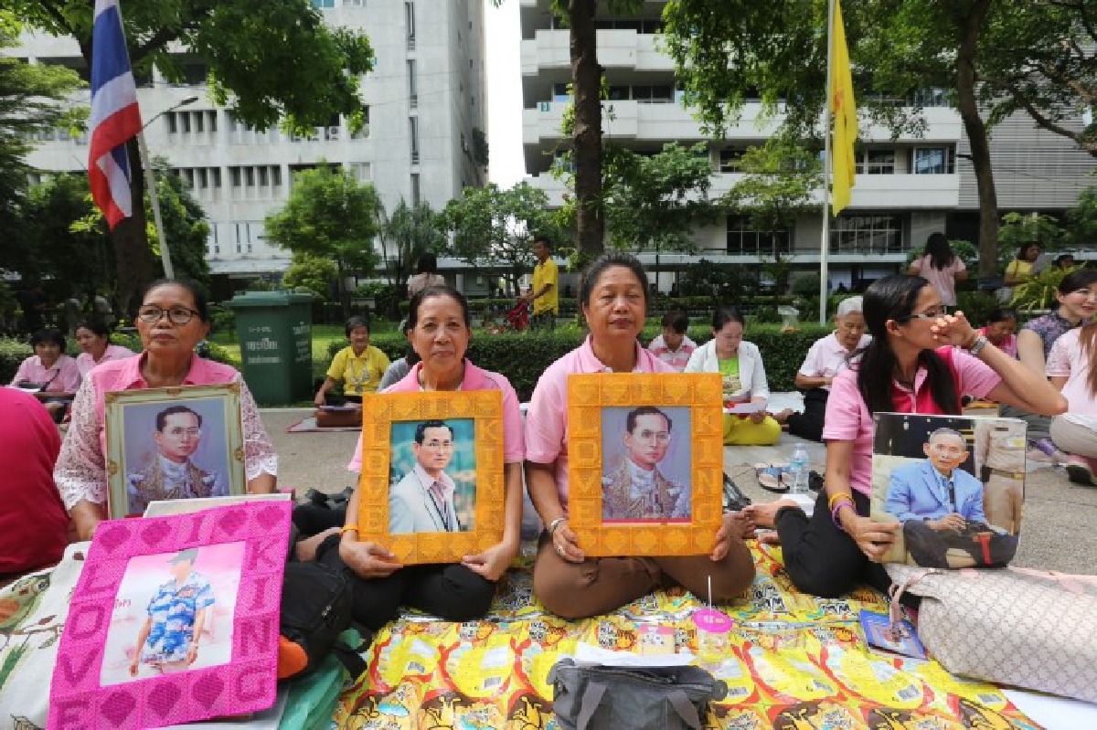 สมเด็จพระบรมฯ-สมเด็จพระเทพฯเสด็จฯศิริราช พสกนิกรถวายพระพรแน่น สมเด็จพระบรมฯ-สมเด็จพระเทพฯเสด็จฯศิริราช พสกนิกรถวายพระพรแน่น