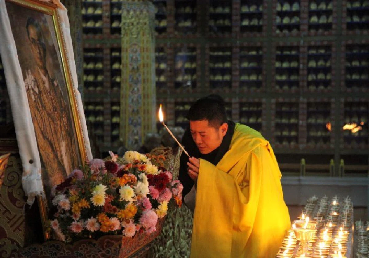 กษัตริย์จิกมีทรงชวนชาวภูฏาณจุดเทียนไว้อาลัยถวายในหลวงรัชกาลที่9