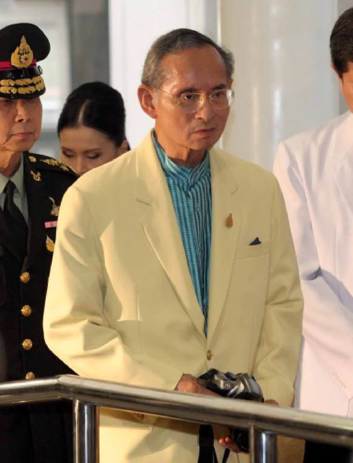 "พระทรงสถิตในหัวใจราษฎร์"