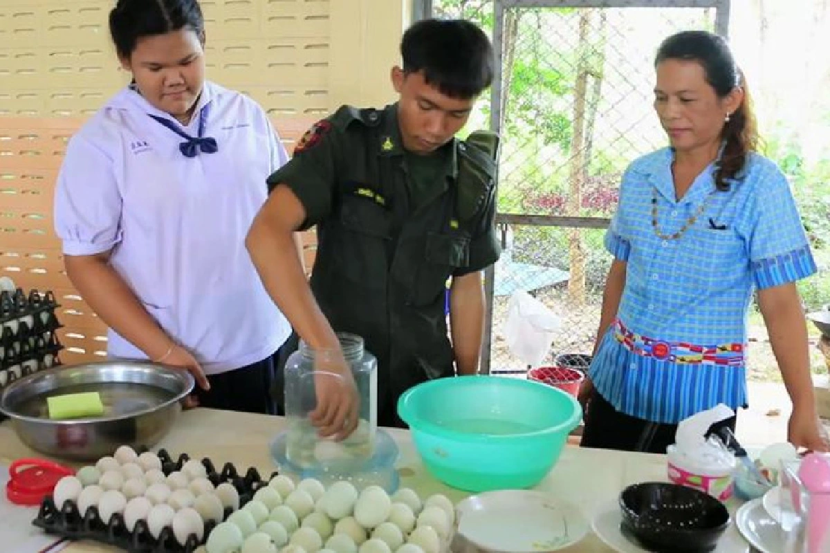 ไข่เค็มสมุนไพร หอมกลิ่นใบเตย