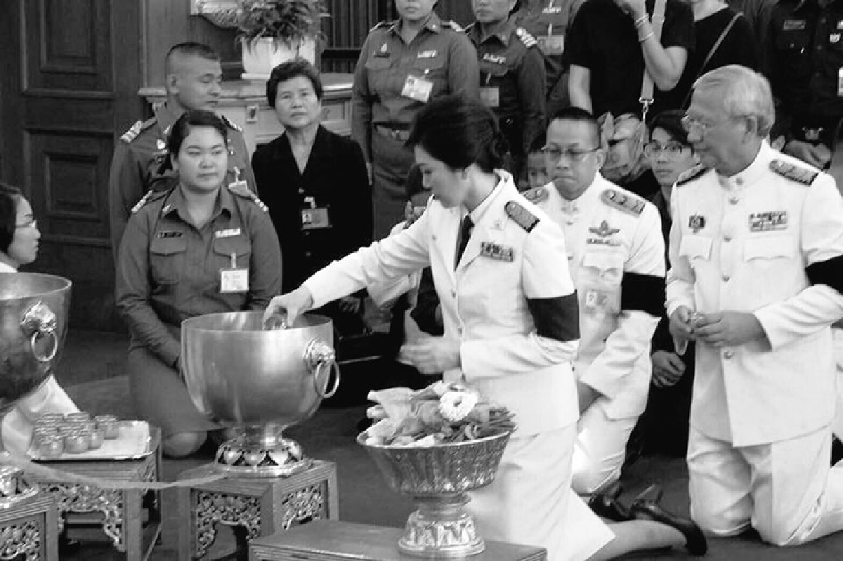"ยิ่งลักษณ์"ร่วมถวายสรงน้ำพระบรมศพ "ในหลวงรัชกาลที่ 9" "ยิ่งลักษณ์"ร่วมถวายสรงน้ำพระบรมศพ "ในหลวงรัชกาลที่ 9"