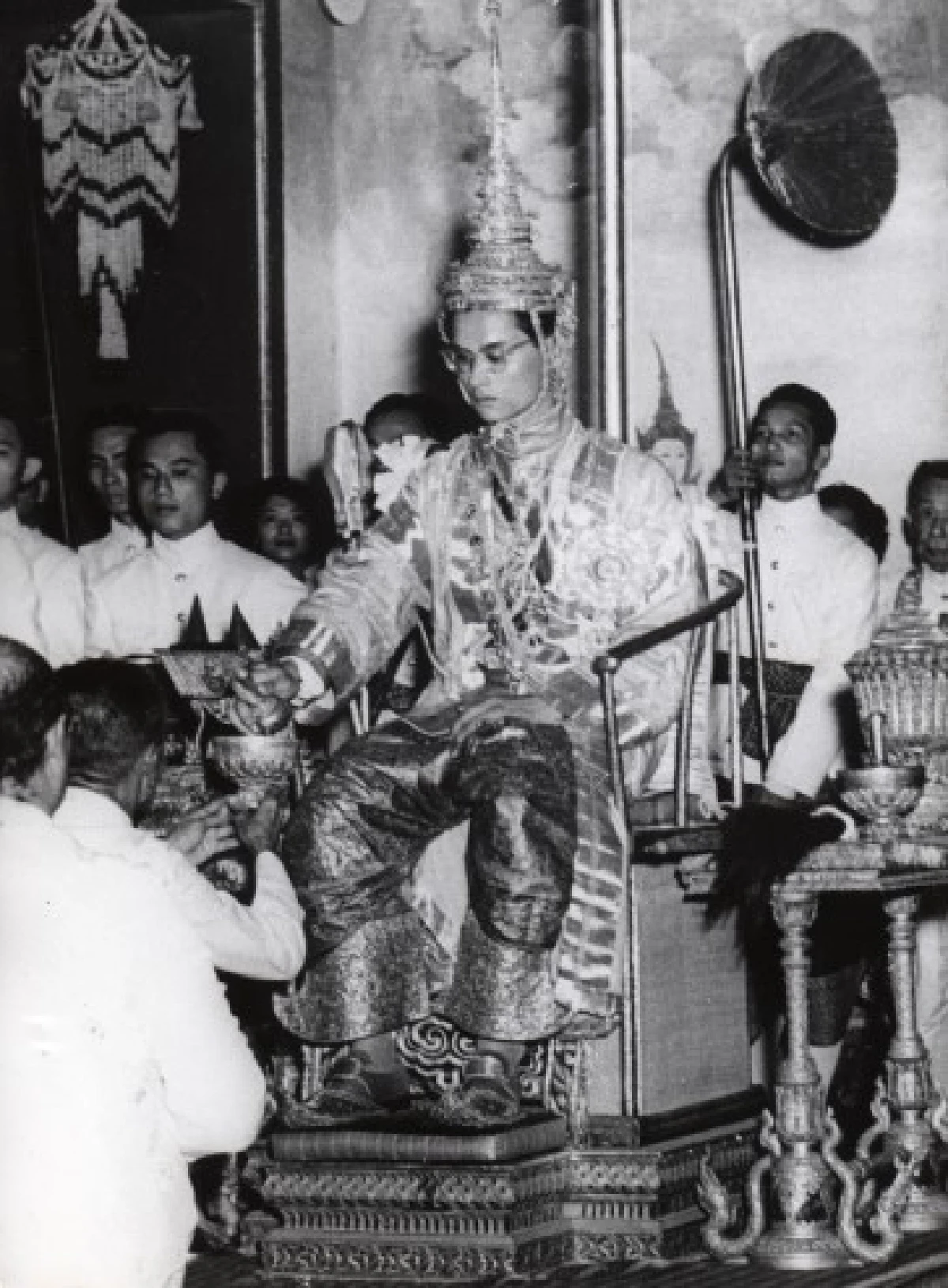 "พระทรงสถิตในหัวใจราษฎร์"