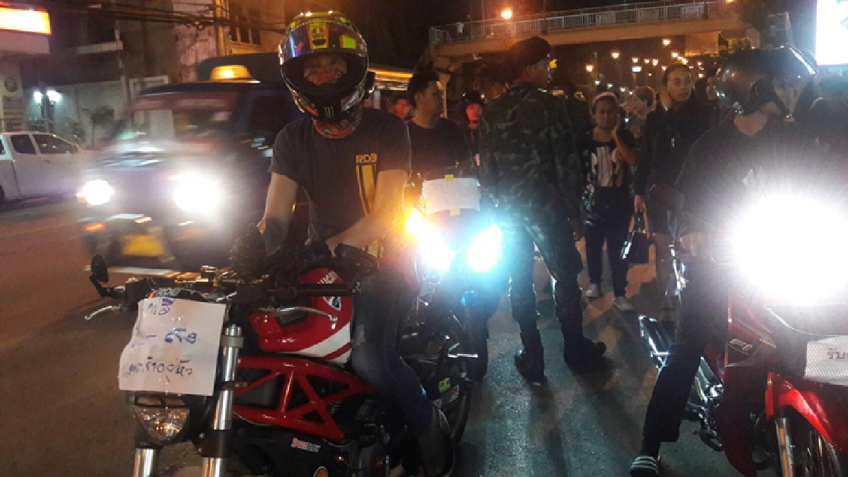 สองล้อจิตอาสารวมตัวหน้าศิริราชรับส่งฟรี