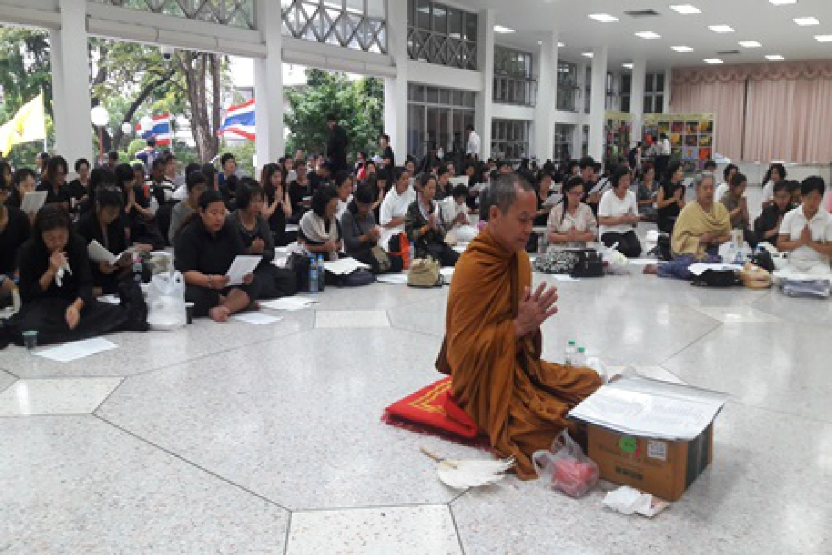 พสกนิกรแต่งชุดดำจับจองพื้นที่ตลอดเส้นทางเคลื่อนพระบรมศพ
