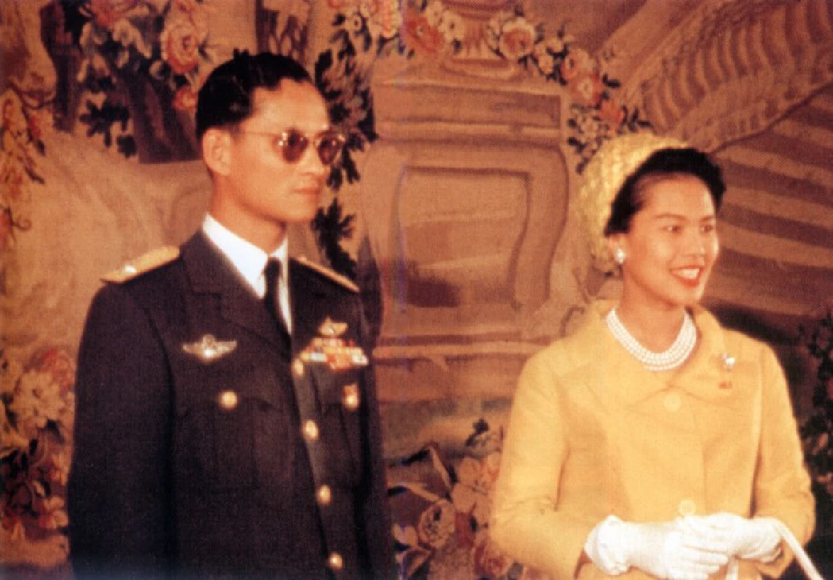 "พระทรงสถิตในหัวใจราษฎร์"