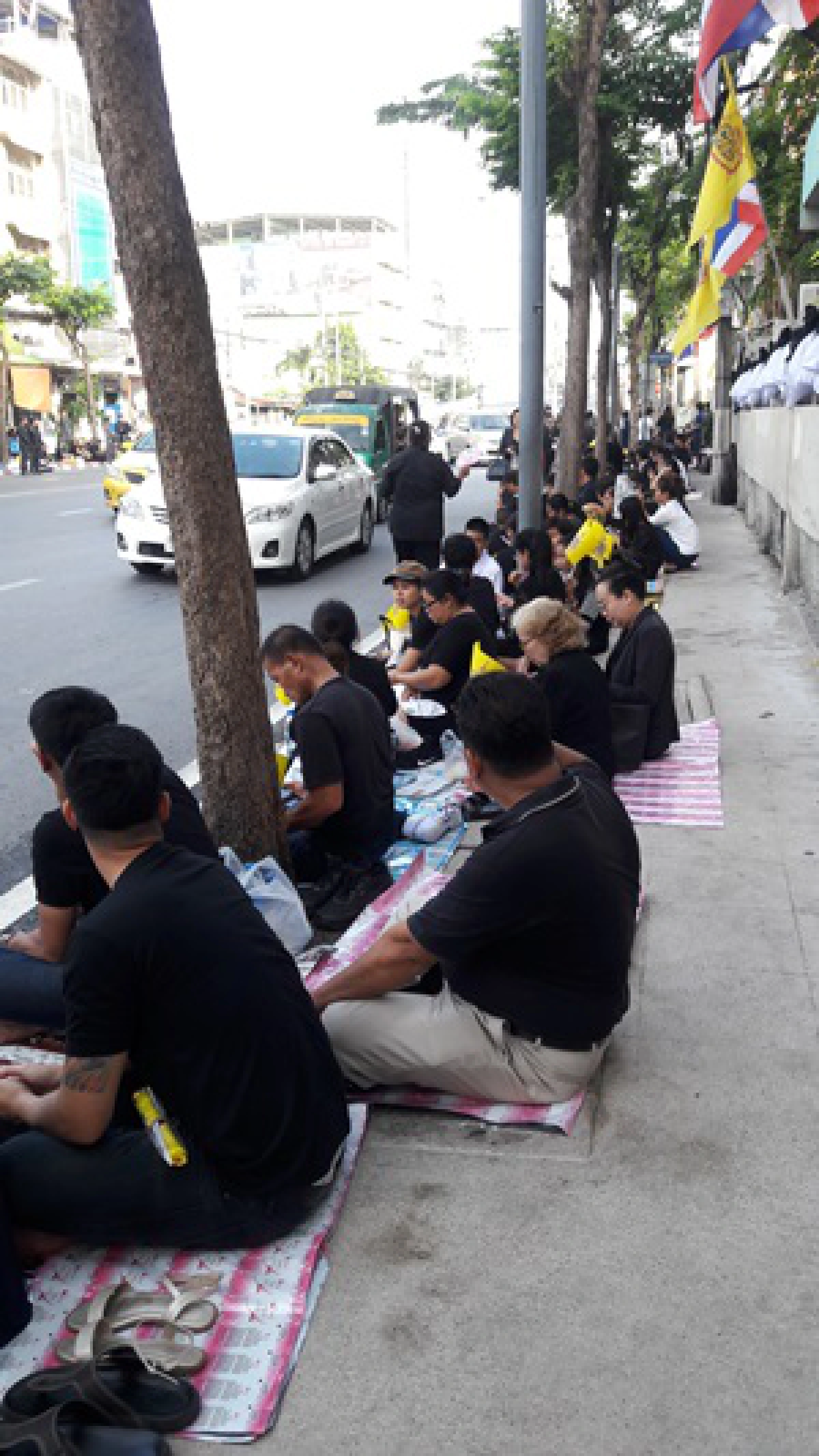 พสกนิกรแต่งชุดดำจับจองพื้นที่ตลอดเส้นทางเคลื่อนพระบรมศพ