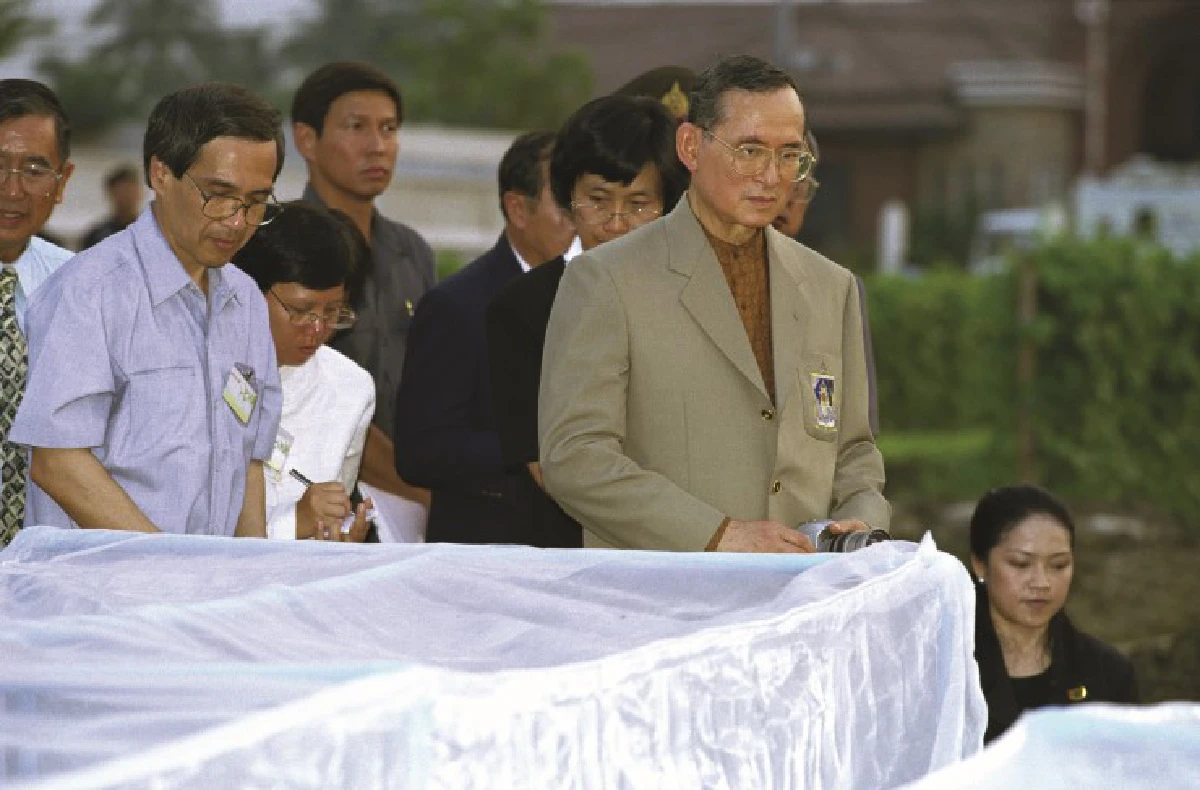 "พระทรงสถิตในหัวใจราษฎร์"