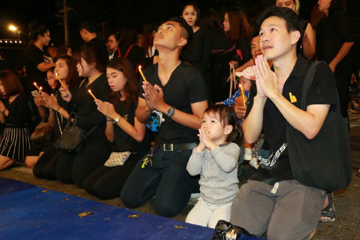 ชาวหัวหินนับหมื่นจุดเทียนถวายอาลัยหน้าวังไกลกังวล