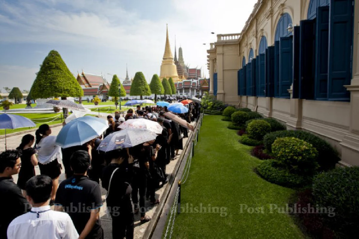 ประชาชนหลั่งไหลถวายน้ำสรงพระบรมศพที่ศาลาสหทัยฯ
