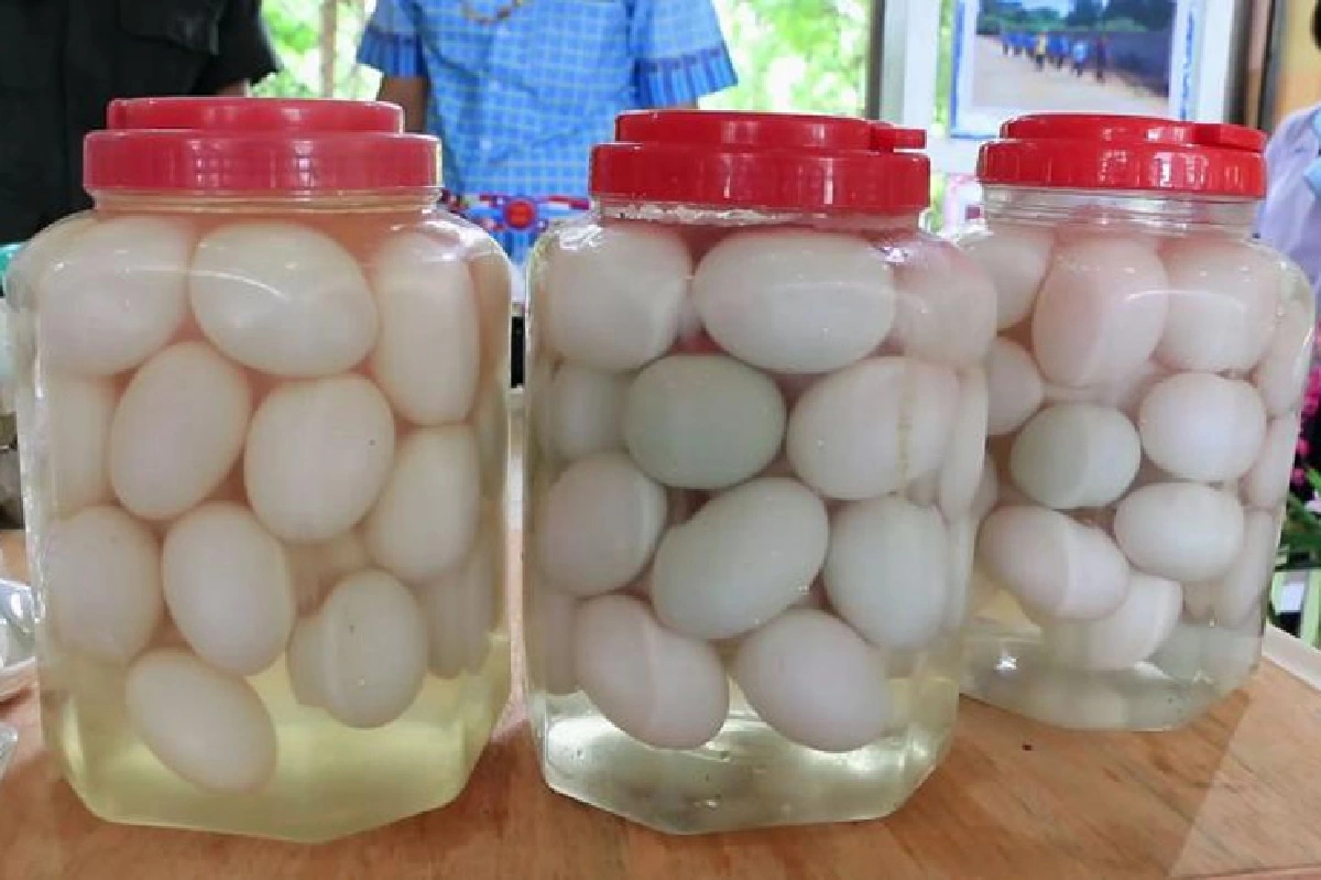 ไข่เค็มสมุนไพร หอมกลิ่นใบเตย