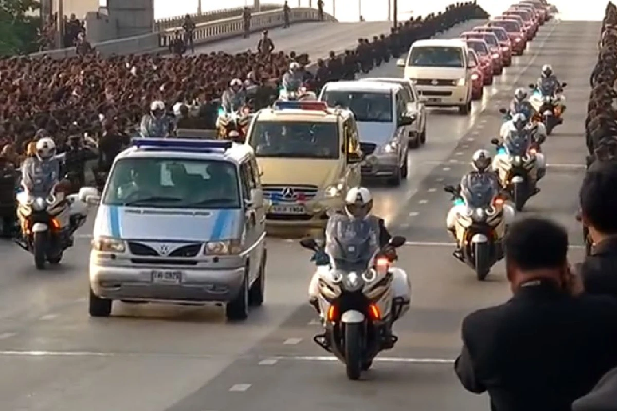 ขบวนพระบรมศพเคลื่อนจากศิริราชไปพระบรมมหาราชวังแล้ว