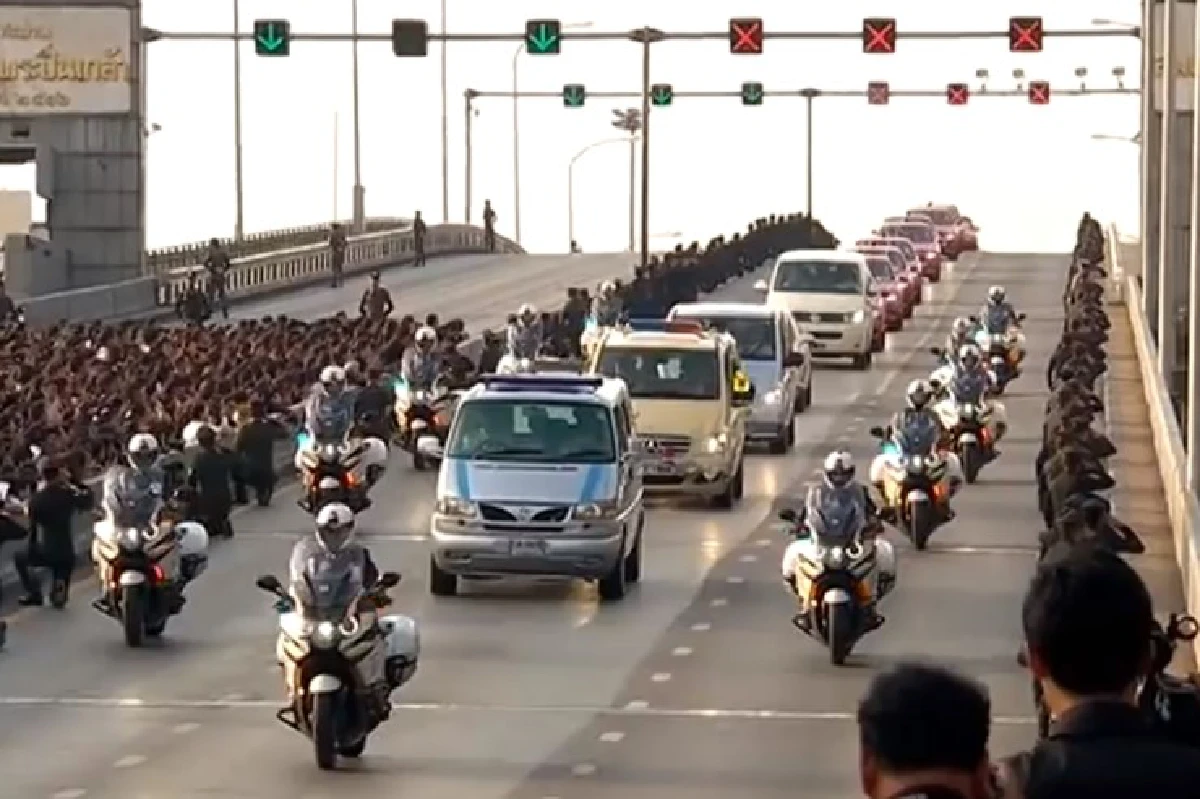 ขบวนพระบรมศพเคลื่อนจากศิริราชไปพระบรมมหาราชวังแล้ว