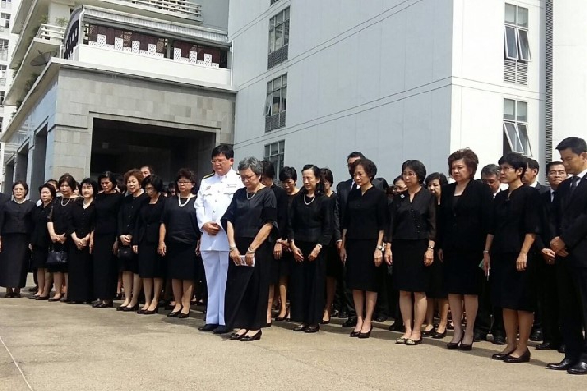 รมว.พาณิชย์นำข้าราชการถวายอาลัยในหลวงรัชกาลที่9 รมว.พาณิชย์นำข้าราชการถวายอาลัยในหลวงรัชกาลที่9