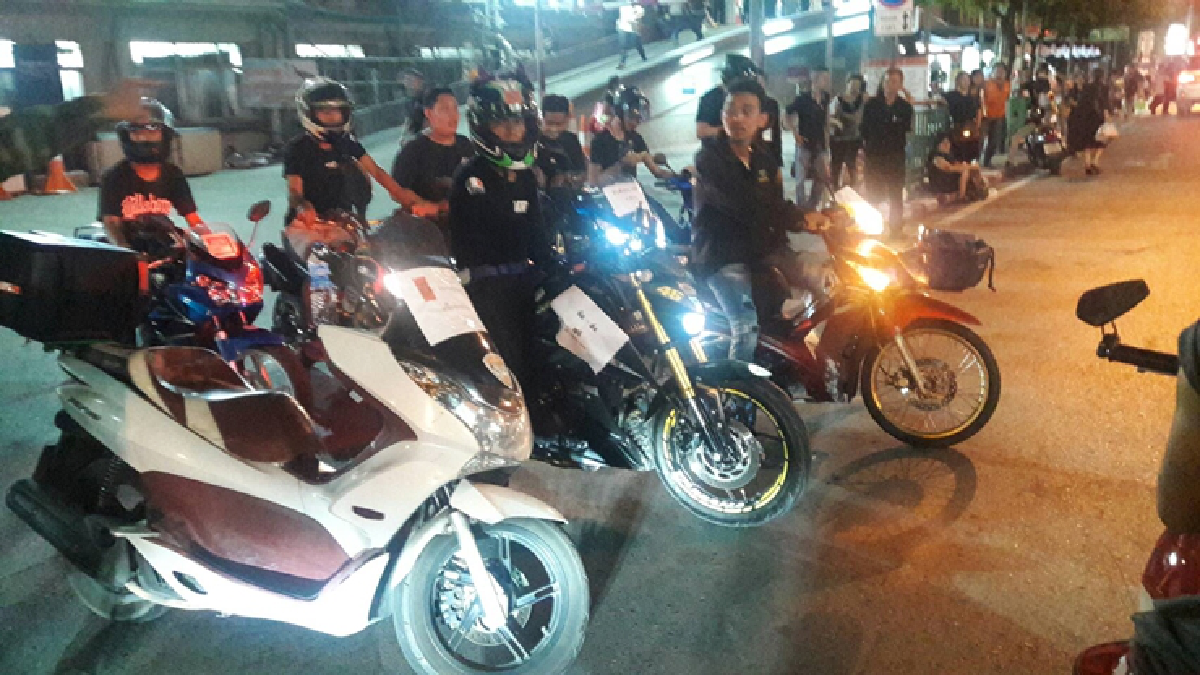 สองล้อจิตอาสารวมตัวหน้าศิริราชรับส่งฟรี