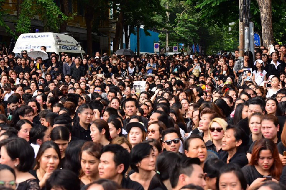 สื่อนอกแพร่ภาพพสกนิกรชาวไทยร่วมส่งเสด็จพระบรมศพ