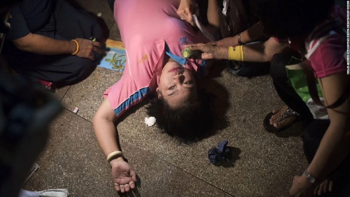 สื่อนอกแพร่ภาพพสกนิกรชาวไทยร่วมส่งเสด็จพระบรมศพ