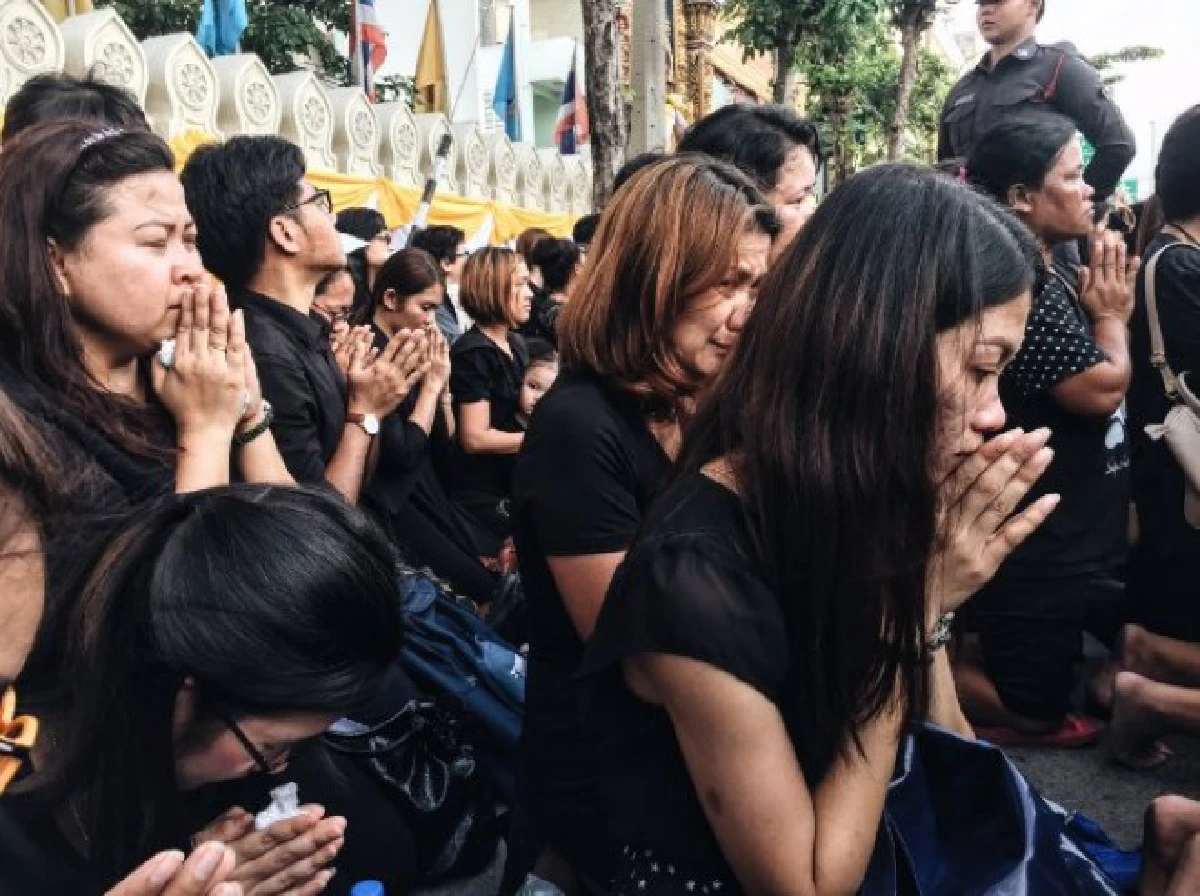 สื่อนอกแพร่ภาพพสกนิกรชาวไทยร่วมส่งเสด็จพระบรมศพ