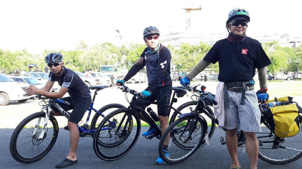 ประชาชนไปไม่ทันลงนามถวายอาลัยก้มกราบประตูวังแทน