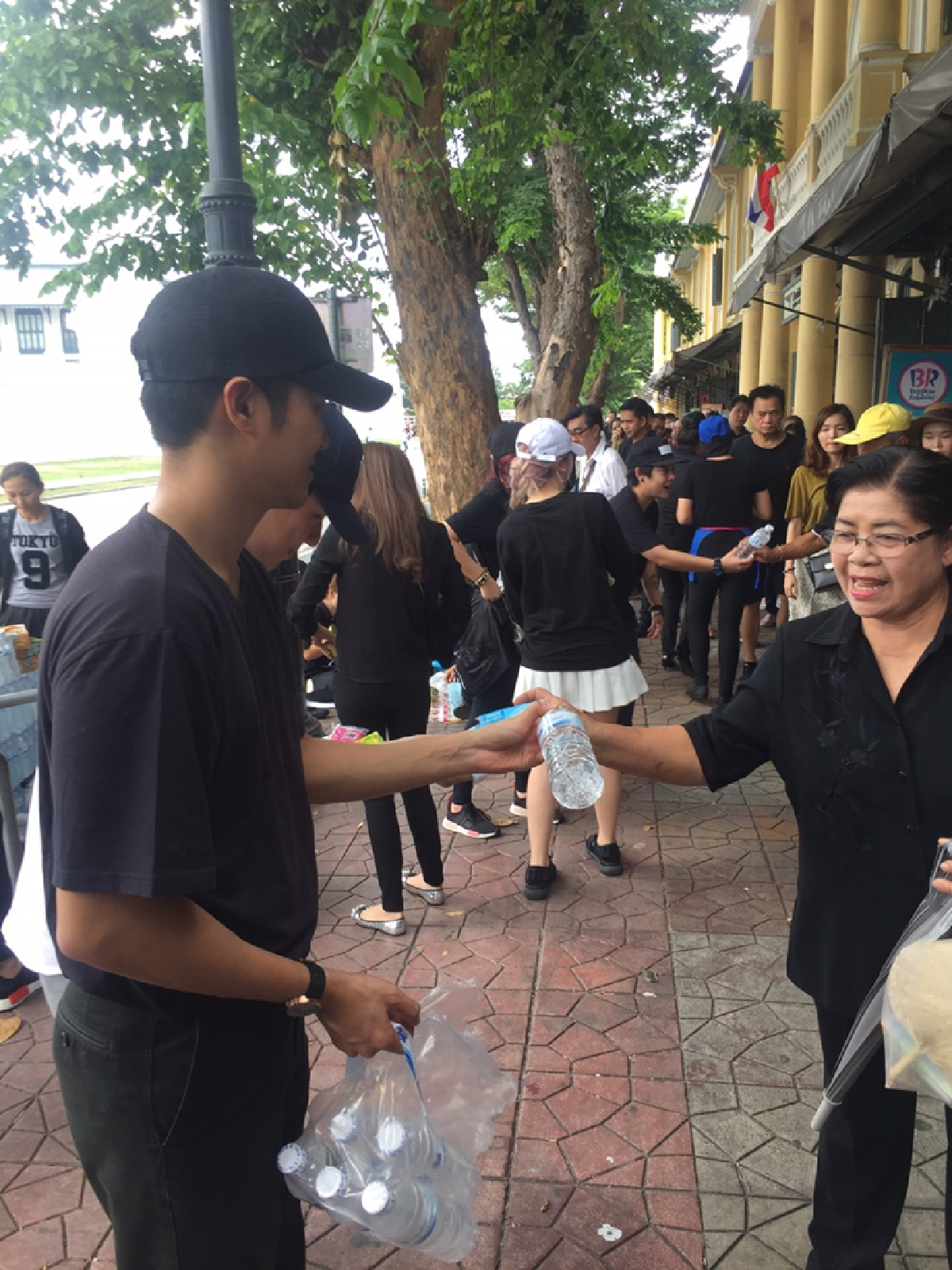 ทัพดาราอาสาแจกน้ำ-ขนมหน้าพระบรมมหาราชวัง