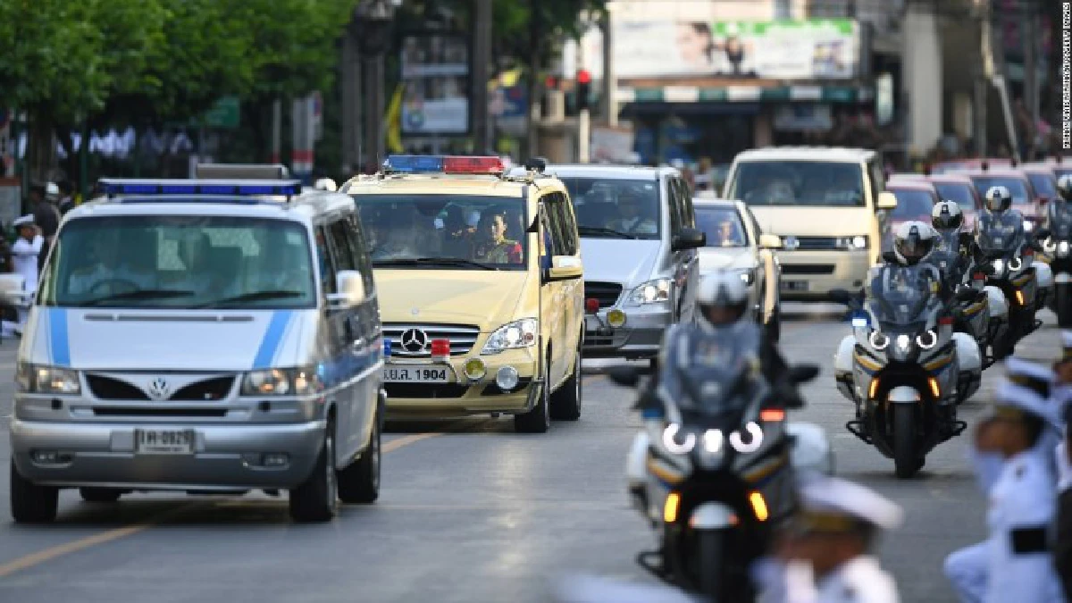 สื่อนอกแพร่ภาพพสกนิกรชาวไทยร่วมส่งเสด็จพระบรมศพ