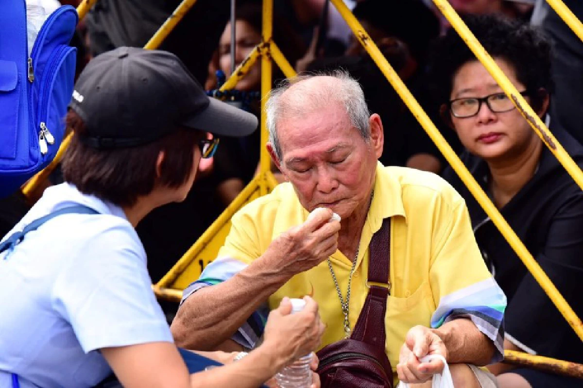 สื่อนอกแพร่ภาพพสกนิกรชาวไทยร่วมส่งเสด็จพระบรมศพ