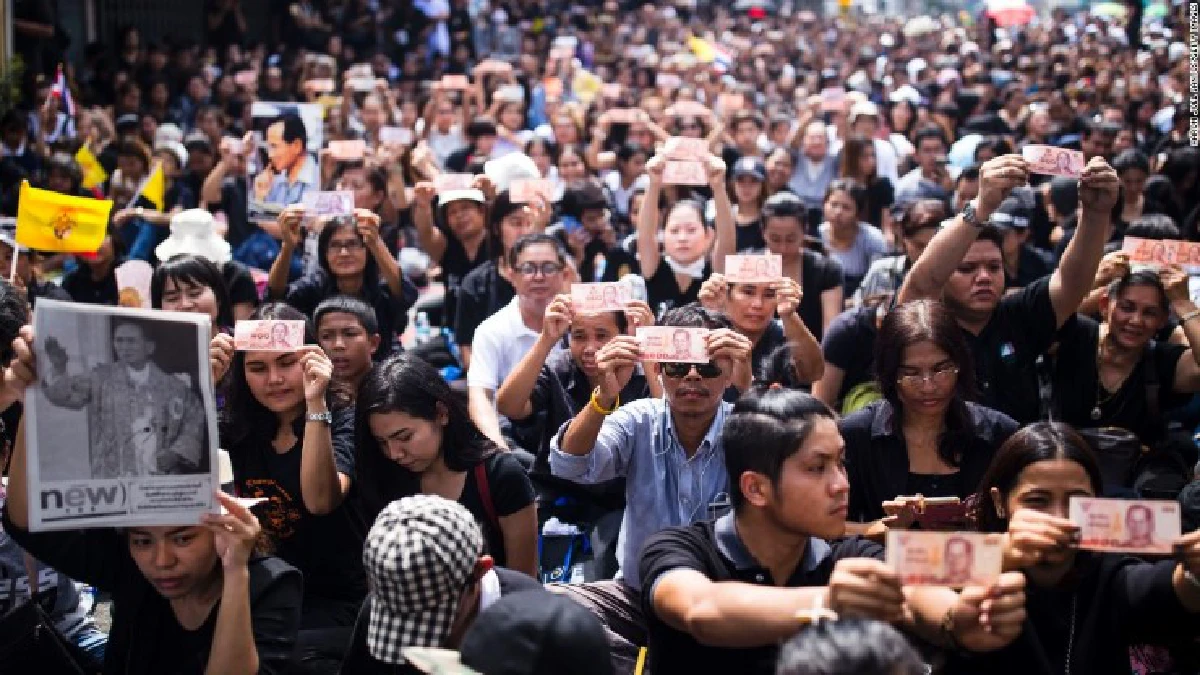 สื่อนอกแพร่ภาพพสกนิกรชาวไทยร่วมส่งเสด็จพระบรมศพ