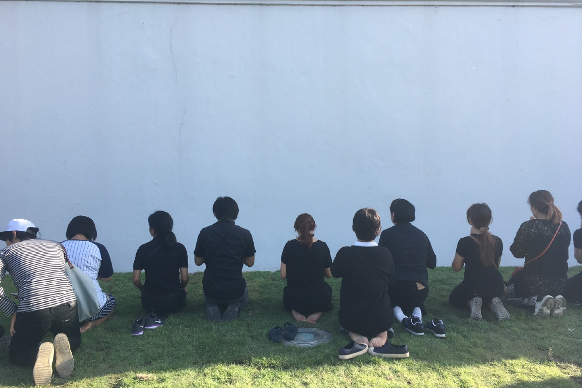 ประชาชนไปไม่ทันลงนามถวายอาลัยก้มกราบประตูวังแทน