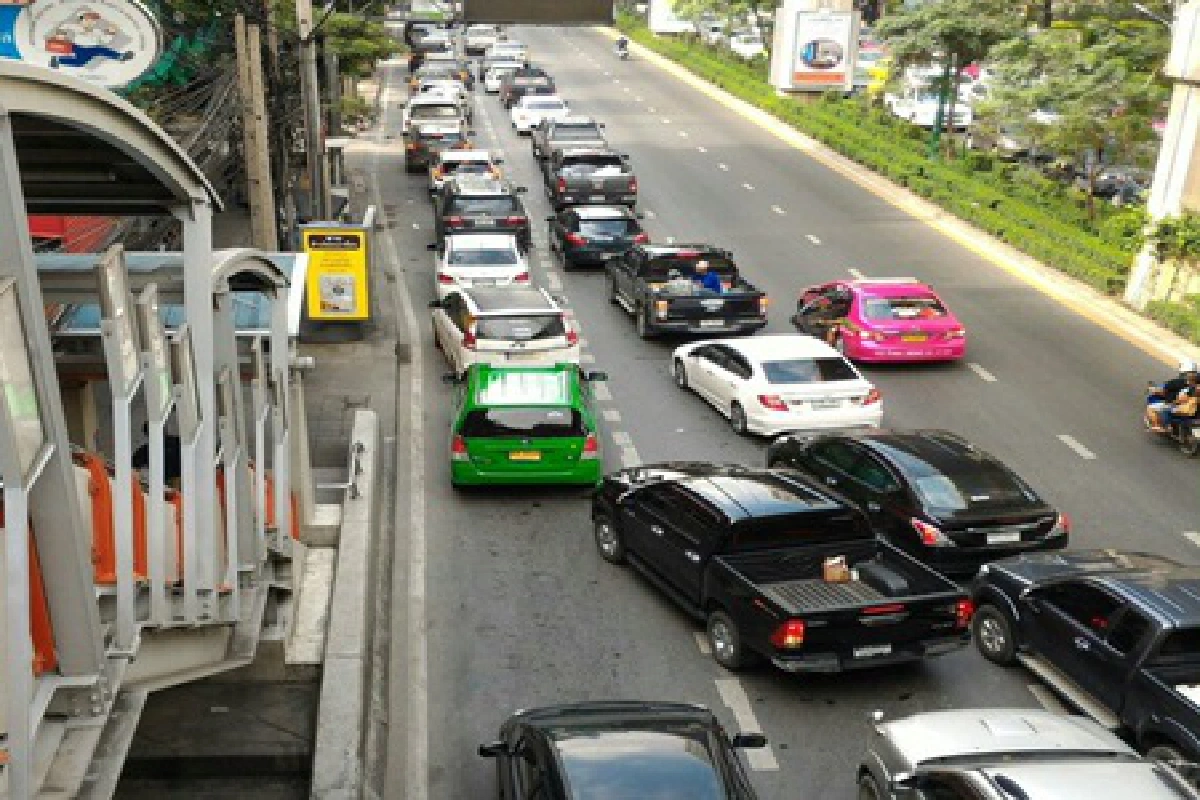 ประชาชนมุ่งหน้าตลาดผ้าโบ๊เบ๊ ประตูน้ำซื้อชุดดำไว้ทุกข์