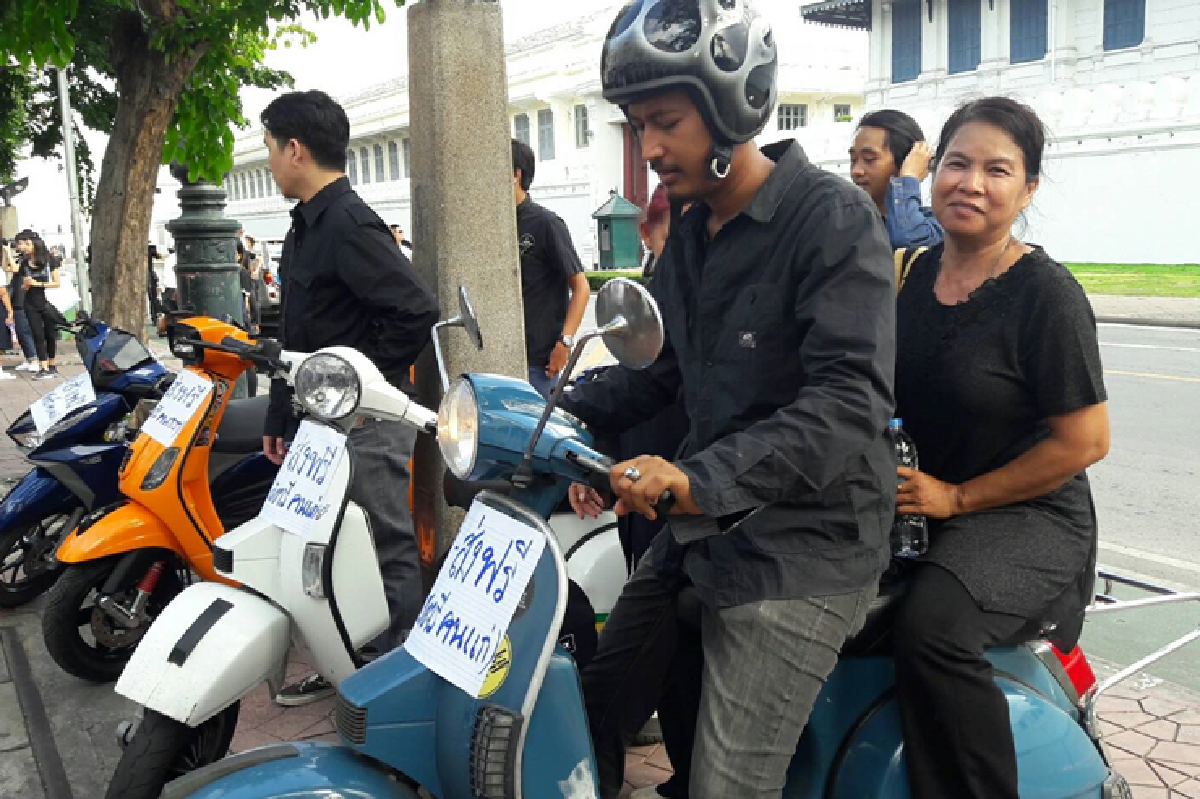 ประชาชนไปไม่ทันลงนามถวายอาลัยก้มกราบประตูวังแทน