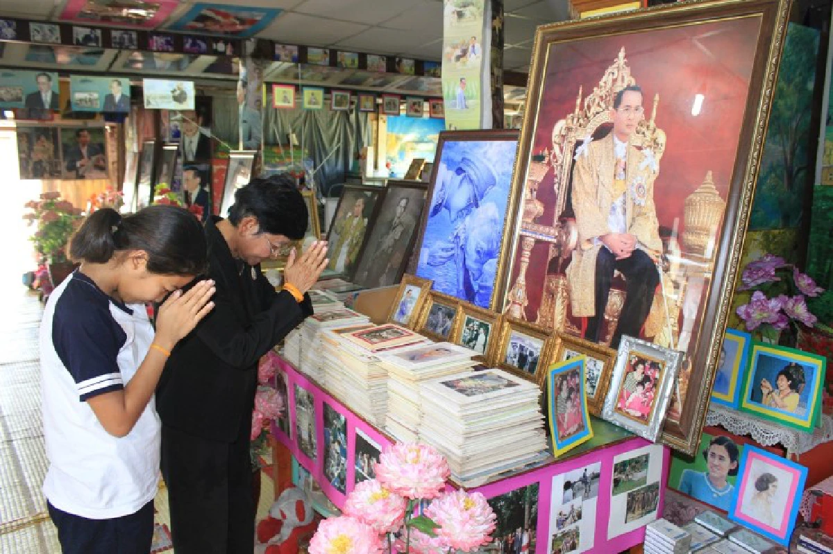 "ครูสนอง บำรุงราษฎร์"ผู้สะสมภาพในหลวงมากว่า40ปี