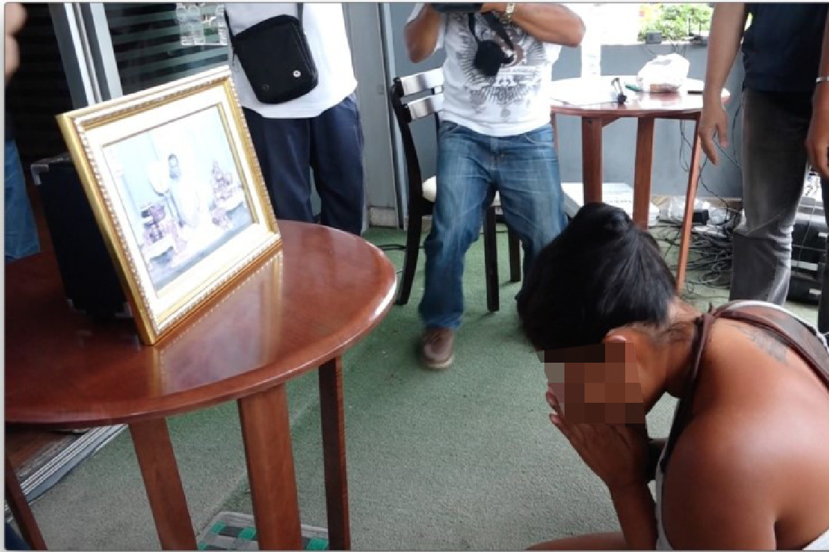 ตร.สมุยจับหญิงโพสต์หมิ่นเบื้องสูงชาวบ้านแห่รอดูตัว ตร.สมุยจับหญิงโพสต์หมิ่นเบื้องสูงชาวบ้านแห่รอดูตัว