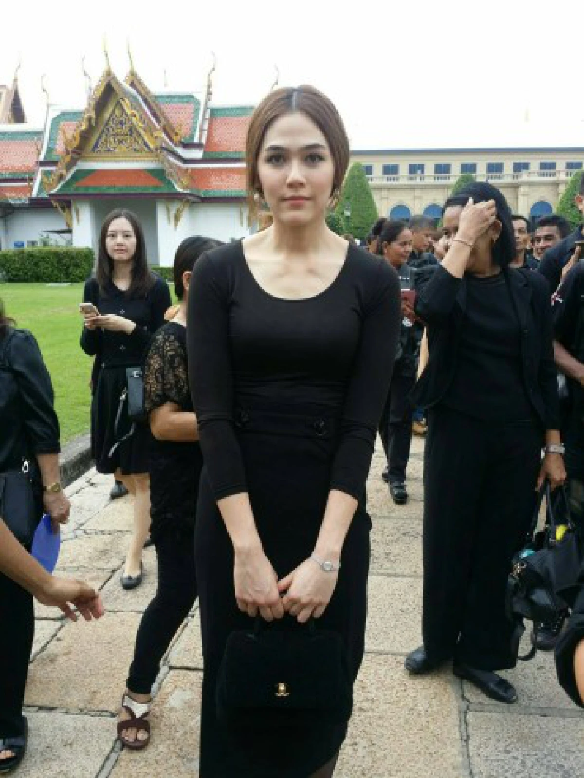 ดารา-คนบันเทิงร่วมถวายสักการะหน้าพระบรมฉายาลักษณ์