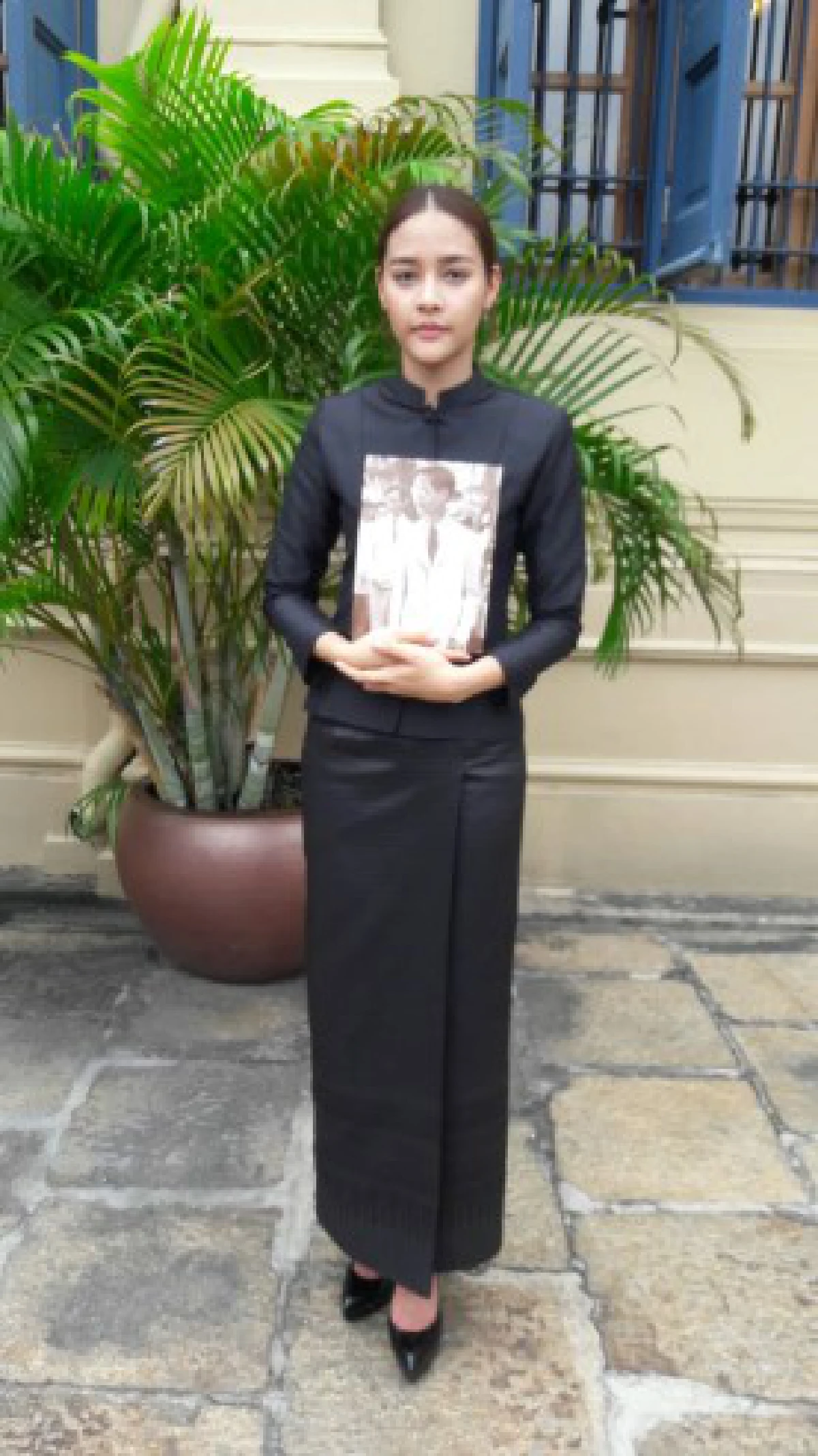 ดารา-คนบันเทิงร่วมถวายสักการะหน้าพระบรมฉายาลักษณ์
