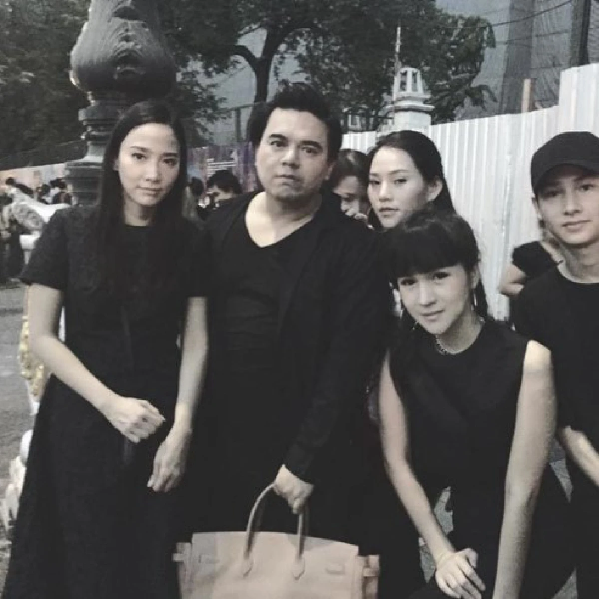 "อั้ม พัชราภา" ถวายสักการะพระบรมศพที่หน้าพระบรมมหาราชวัง