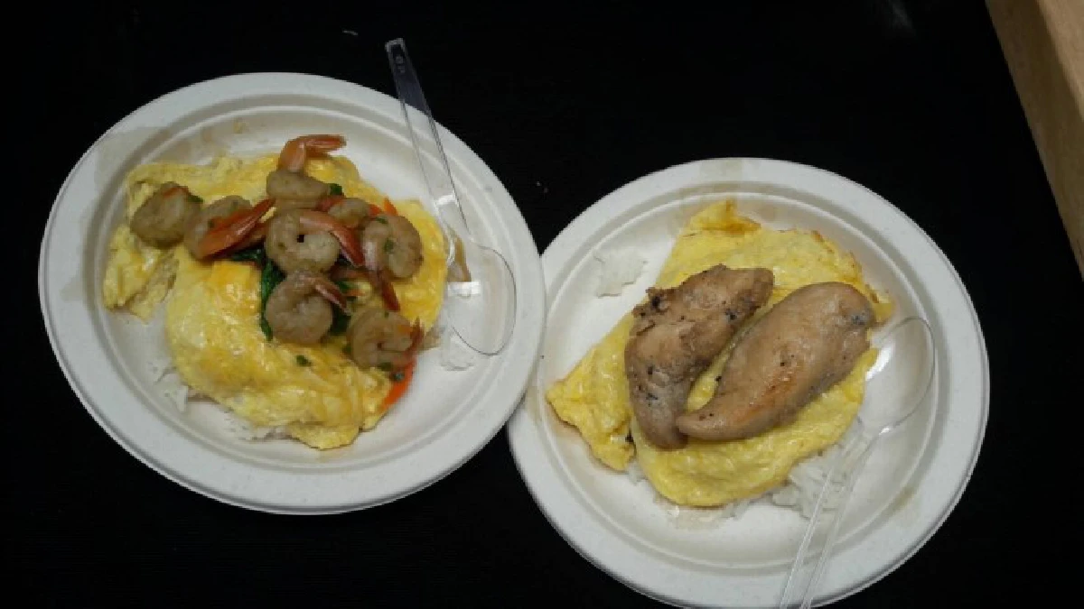 รวมพลัง"ฟู้ดทรัค"น้ำใจงาม แจกอาหารฟรีรอบสนามหลวง