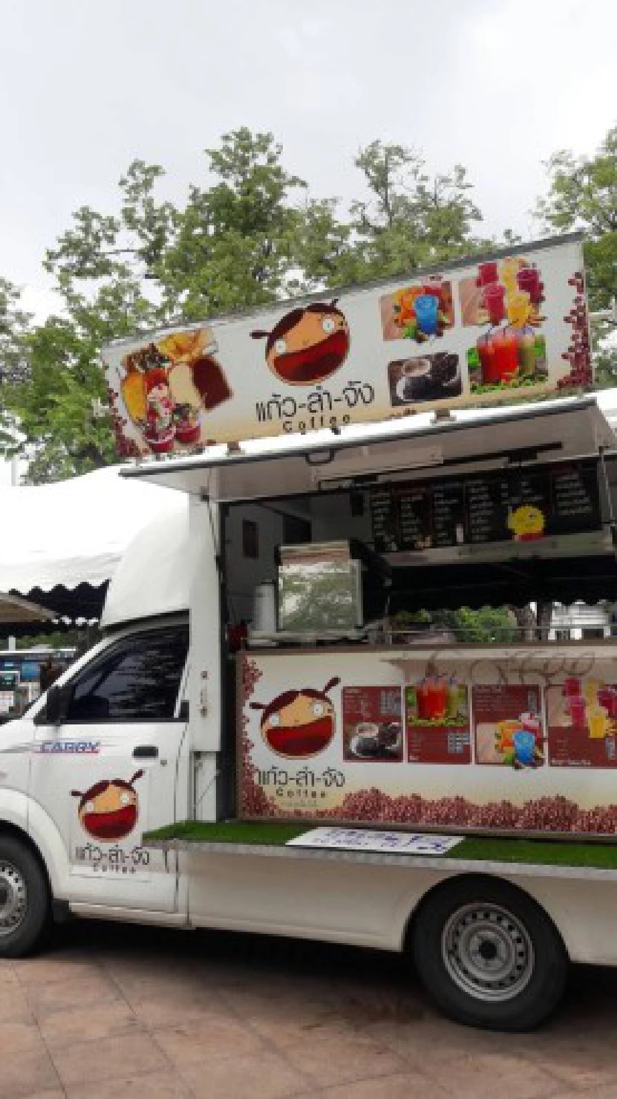 รวมพลัง"ฟู้ดทรัค"น้ำใจงาม แจกอาหารฟรีรอบสนามหลวง