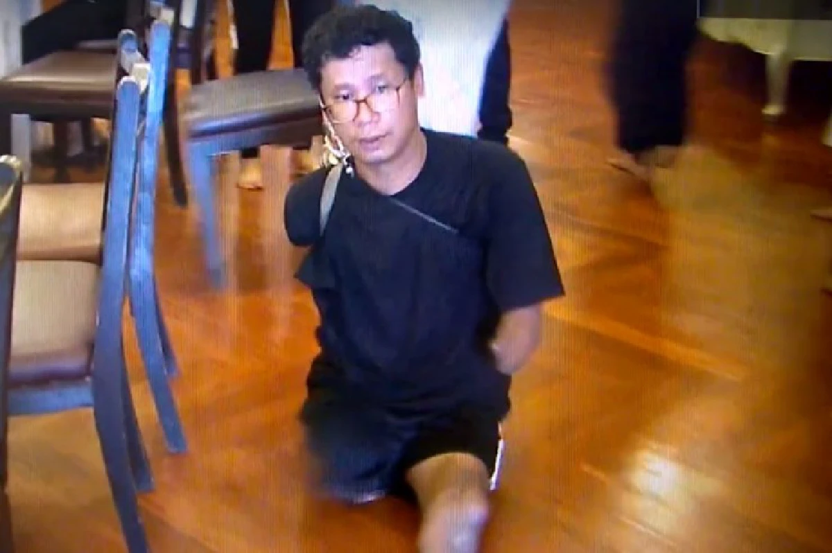 คลิปชายพิการแขน-ขา ต่อคิวยาวเพื่อร่วมแสดงความไว้อาลัยในหลวง ร.9