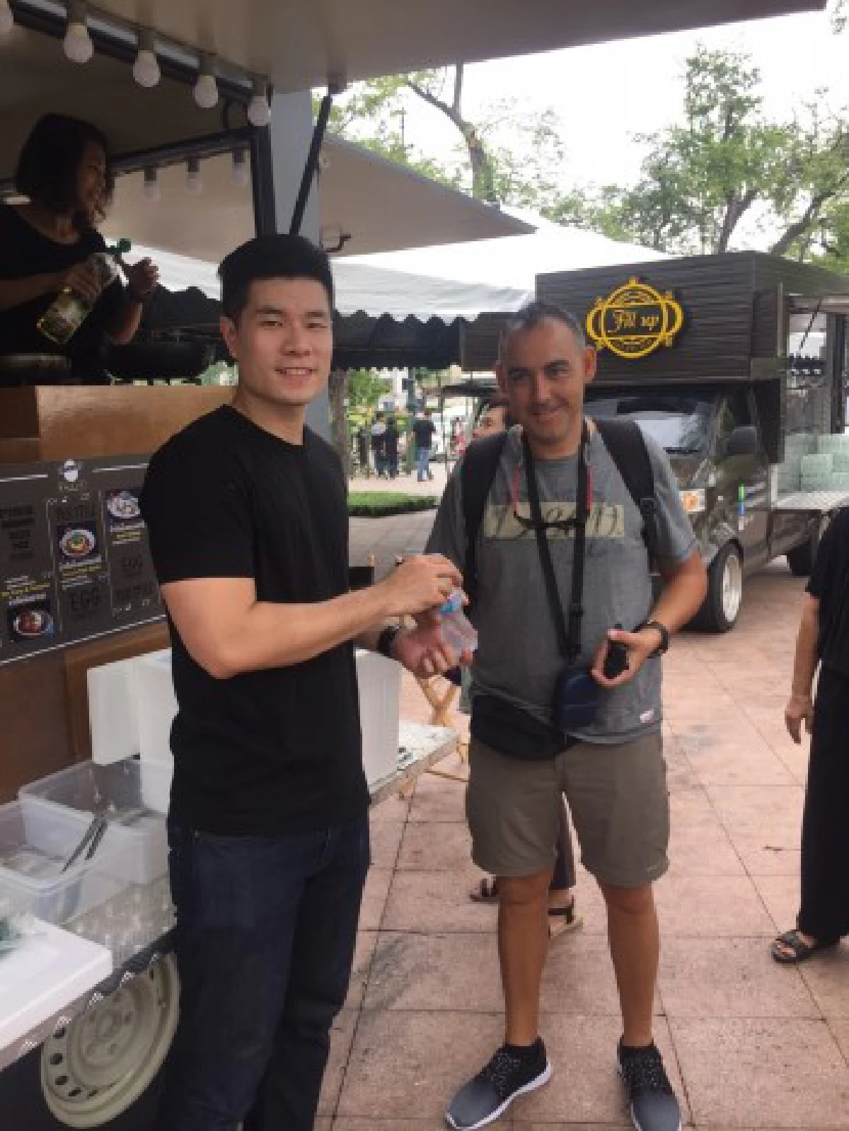 รวมพลัง"ฟู้ดทรัค"น้ำใจงาม แจกอาหารฟรีรอบสนามหลวง