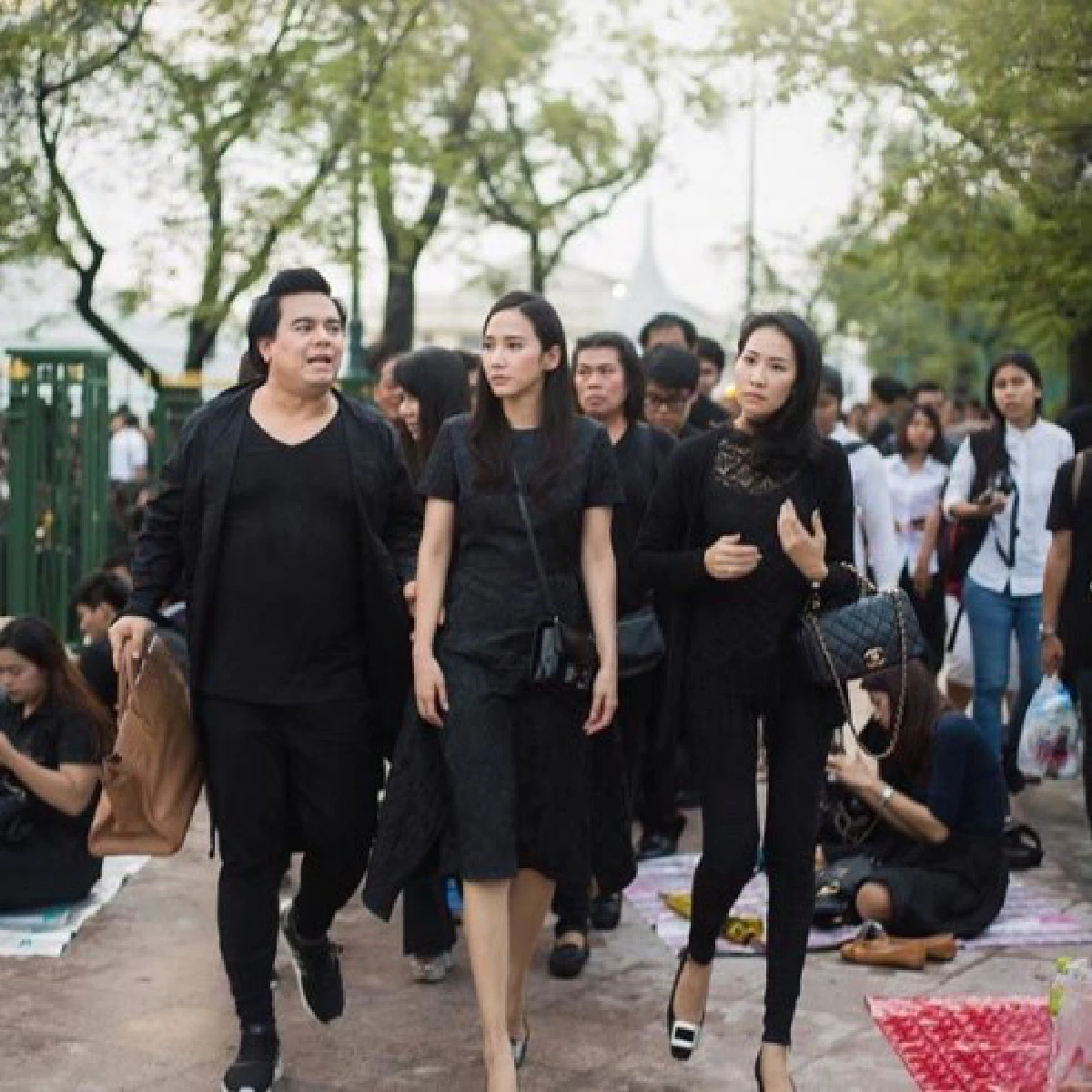 "อั้ม พัชราภา" ถวายสักการะพระบรมศพที่หน้าพระบรมมหาราชวัง