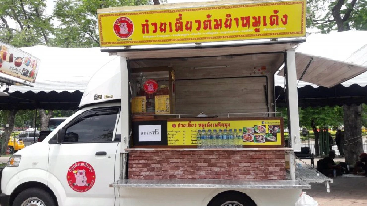 รวมพลัง"ฟู้ดทรัค"น้ำใจงาม แจกอาหารฟรีรอบสนามหลวง