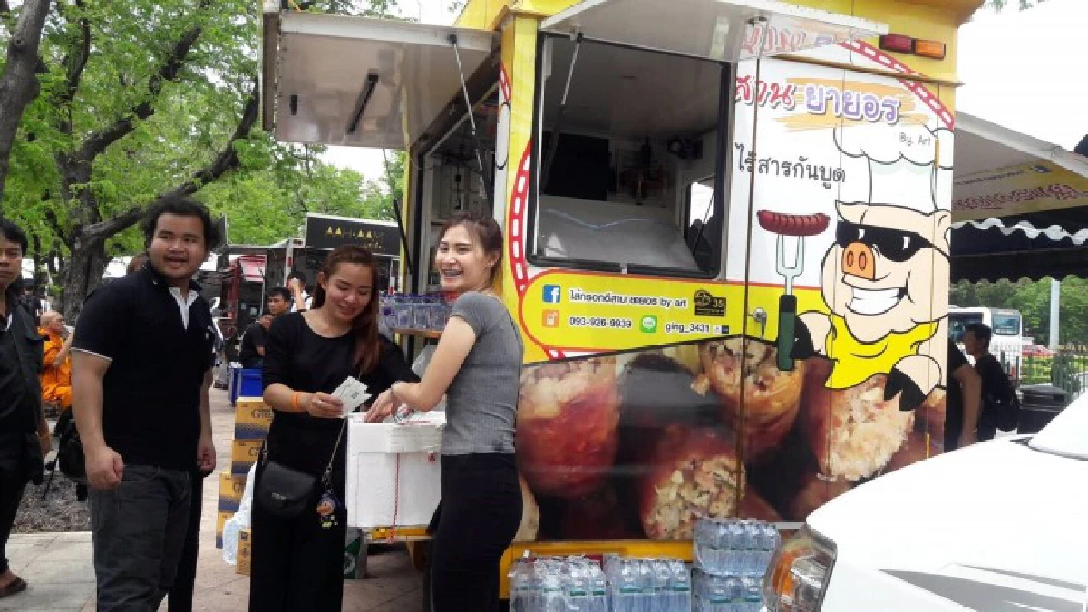 รวมพลัง"ฟู้ดทรัค"น้ำใจงาม แจกอาหารฟรีรอบสนามหลวง