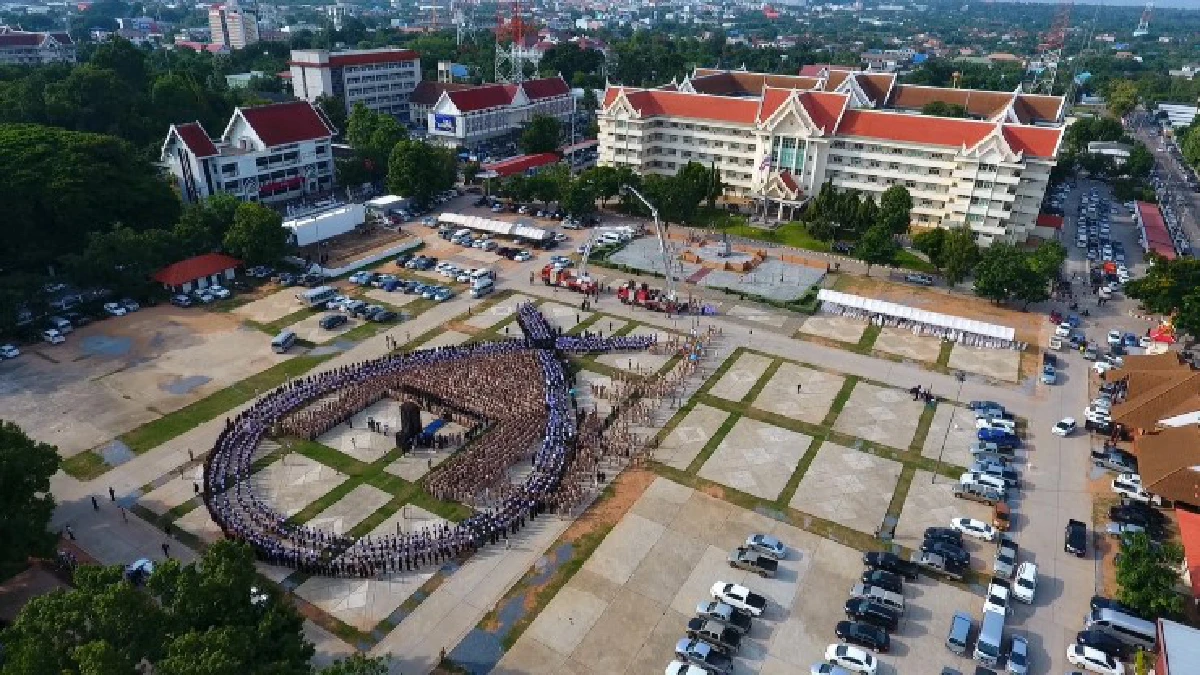ชาวขอนแก่นร่วมแปรขบวนแสดงความอาลัยในหลวงรัชกาลที่9