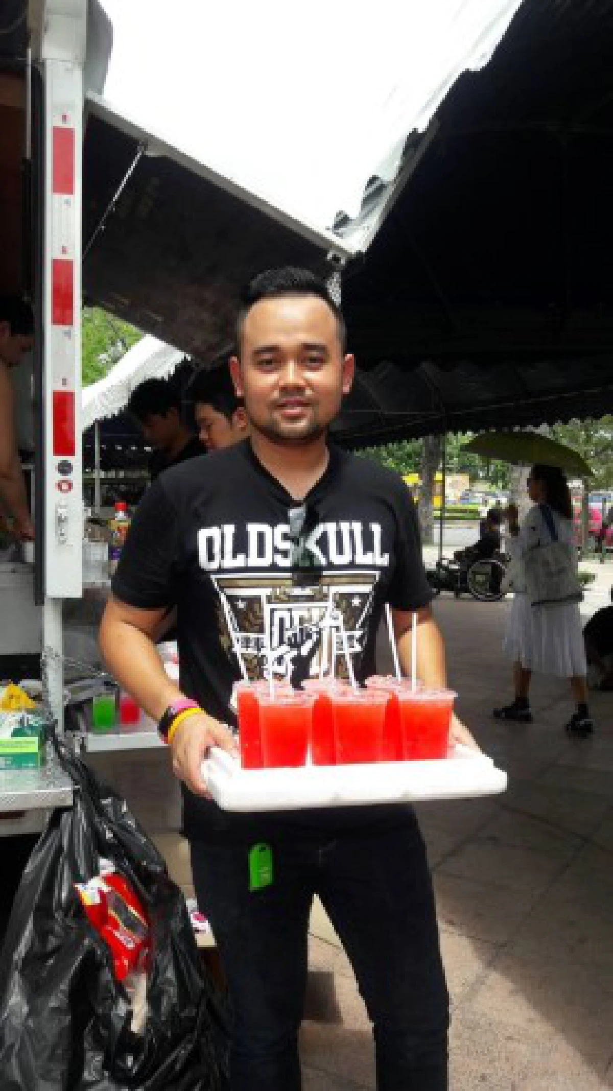 รวมพลัง"ฟู้ดทรัค"น้ำใจงาม แจกอาหารฟรีรอบสนามหลวง