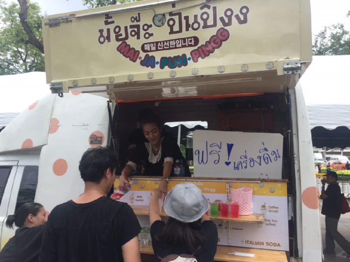 รวมพลัง"ฟู้ดทรัค"น้ำใจงาม แจกอาหารฟรีรอบสนามหลวง