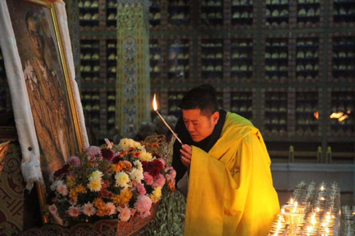 Bhutan's King and Queen arrive to pay respects