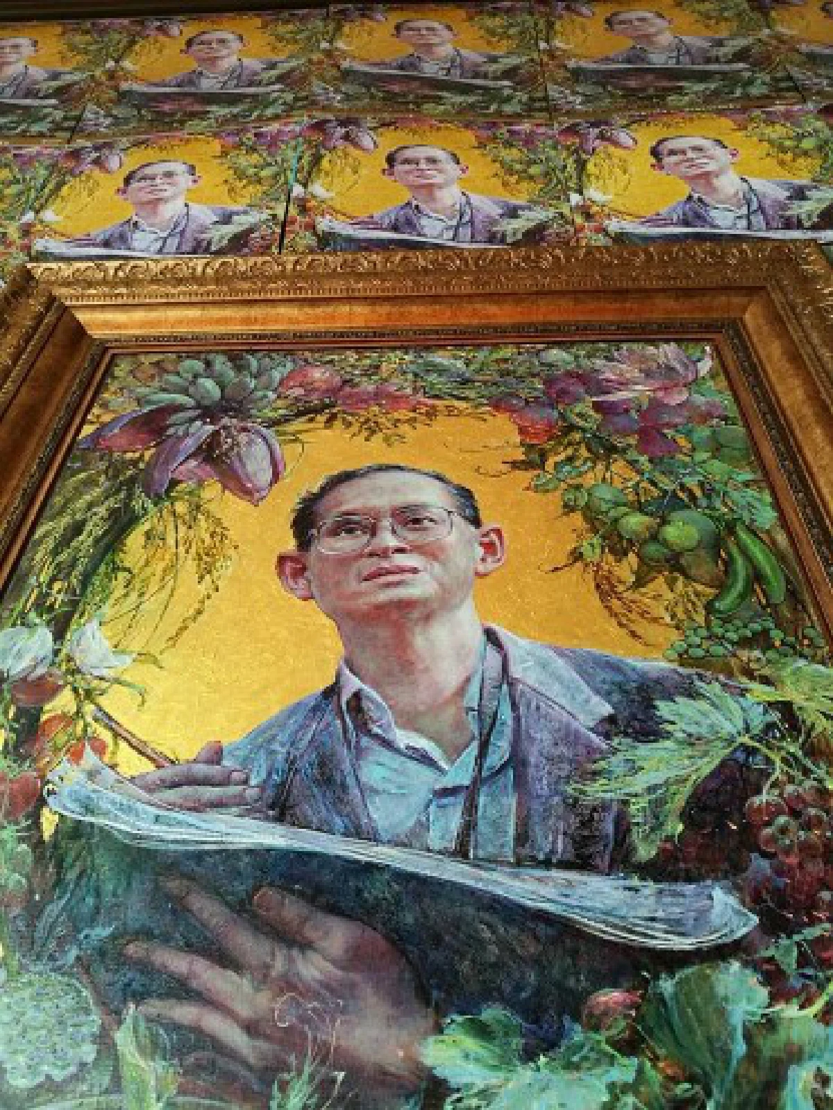 ชื่นชม!จิตรกรรมภาพเหมือนในหลวงรัชกาลที่9ของศิลปินดัง"สุรเดช แก้วท่าไม้"